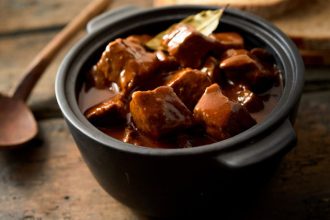 Μοσχάρι κοκκινιστό με πατάτες τηγανητές