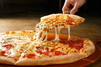 Πίτσα πεπερόνι με σπιτική ζύμη