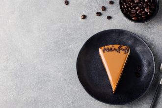 Cheesecake σοκολάτας με επικάλυψη πραλίνα καραμέλα