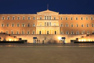 Βουλή: Απόψε θα φωτιστεί με «χρυσή κορδέλα»