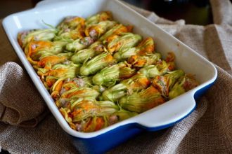 Γεμιστοί κολοκυθοανθοί με ρύζι και μυρωδικά