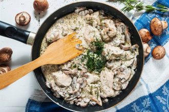 Κοτόπουλο με μανιτάρια και κρέμα γάλακτος