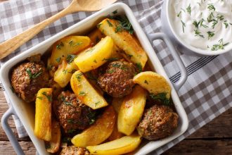 Αφράτα μπιφτέκια φούρνου με πατάτες