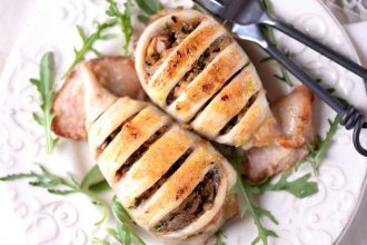 Καλαμάρια γεμιστά με μανιτάρια και κουκουνάρι