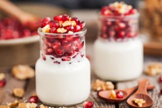 Μους ροδιού με γάλα καρύδας