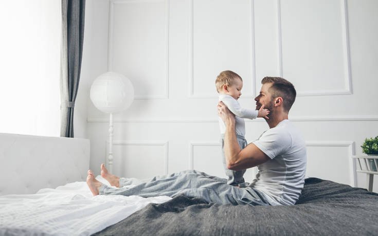 Πόσα κιλά «τσιμπάνε» οι νέοι μπαμπάδες μετά τη γέννηση του παιδιού τους