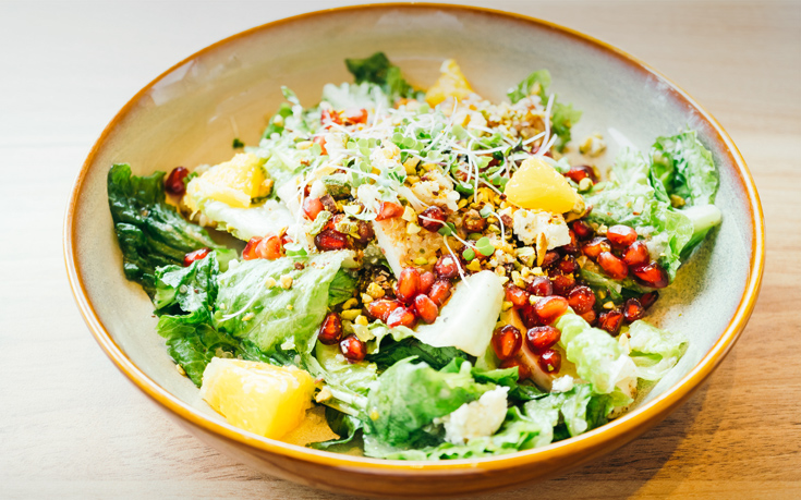 Σαλάτα με μυρωδικά, κοτόπουλο και ρόδι