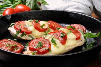 Κοτόπουλο φιλέτο με μοτσαρέλα και ντοματίνια