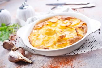 Σουφλέ πατάτας με σπιτική μπεσαμέλ