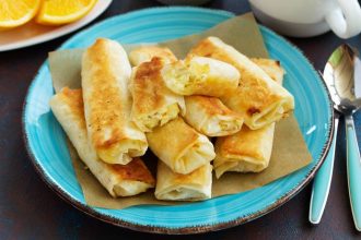 Ρολίνια με φύλλο κρούστας και ανάμεικτα τυριά