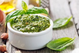 Πώς να φτιάξετε σπιτική σάλτσα πέστο