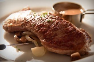 Μπριζόλες λεμονάτες στην κατσαρόλα