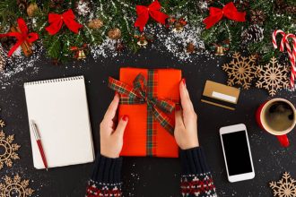 Πώς να ψωνίσετε δώρα για τις γιορτές χωρίς να… χρεοκοπήσετε