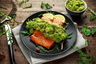 Σολομός με σος αβοκάντο