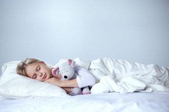 Τι να κάνετε όταν το παιδί μιλάει στον ύπνο του