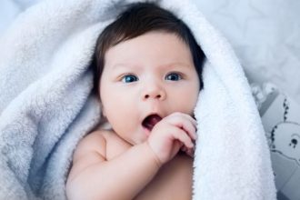 Νεογέννητο: Όσα θέλετε να μάθετε για τα μαλλιά του