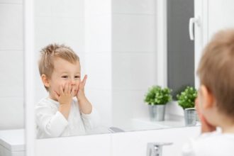 Σε ποια ηλικία αποκτούν αυτογνωσία τα παιδιά;