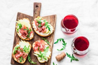 Τραγανά μπρουσκετάκια με προσούτο και αχλάδι