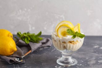 Μους γιαουρτιού με μπισκότο και άρωμα λεμονιού