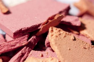 Πώς επιδιορθώνουμε τα σπασμένα προϊόντα μακιγιάζ