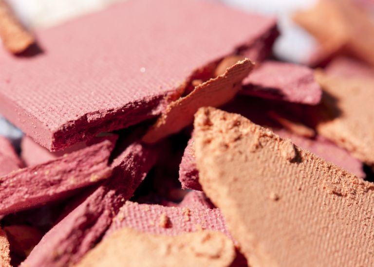 Πώς επιδιορθώνουμε τα σπασμένα προϊόντα μακιγιάζ