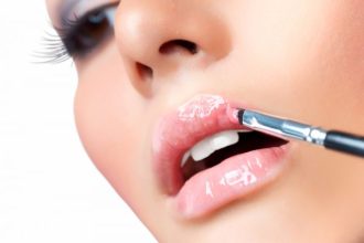 Κραγιόν: «Glass lips» για τις πιο λαμπερές σας εμφανίσεις