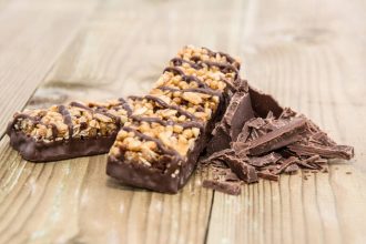Σπιτικές μπάρες δημητριακών με σοκολάτα και ξηρούς καρπούς