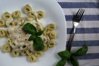 Τορτελίνια με σως γιαουρτιού και πάπρικα