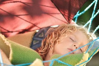 Ρουτίνα ύπνου: Πώς θα την διατηρήσει το παιδί στις διακοπές;