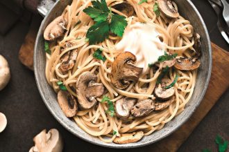 Μακαρόνια με μανιτάρια και σος γιαουρτιού