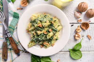 Ζυμαρικά με σπανάκι και καρύδια