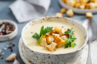 Ζεστή σούπα κουνουπίδι