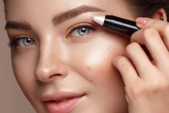 Κρεμώδης σκιά ματιών: Τα βήματα για τέλεια εφαρμογή