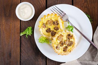 Ατομικά ταρτάκια με γραβιέρα και μανιτάρια