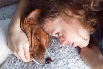 Δείτε τι μπορεί να ονειρεύεται ένας σκύλος που κλαίει στον ύπνο του