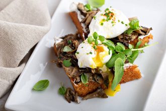 Φρυγανισμένο ψωμί με κρεμώδη μανιτάρια