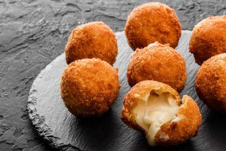 Πώς να φτιάξετε τραγανές τυροκροκέτες