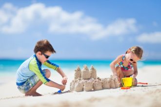 Παιχνίδι στη θάλασσα: Πώς ωφελεί το μικρό σας