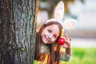 Βάφουμε μαζί με τα παιδιά αυγά με φυσικά χρώματα