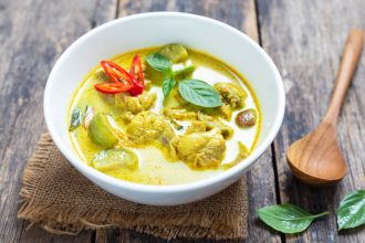 Κοτόσουπα με κάρυ και νουντλς