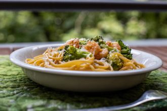 Σπαγγέτι με γαρίδες και μπρόκολο