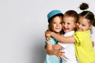 Πώς να βοηθήσετε το παιδί να κάνει νέους φίλους…