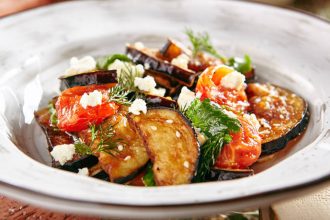 Σαλάτα με ψητές μελιτζάνες, πιπεριές και φέτα