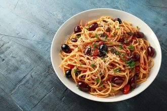 Μεσογειακή μακαρονάδα με ελιές και κάππαρη