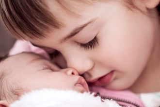 Αδέρφια με διαφορά ηλικίας; Έτσι θα παραμείνουν αγαπημένα