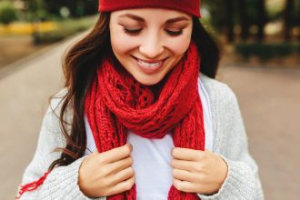 Πώς φοριέται φέτος το κασκόλ