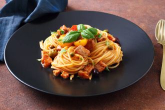 Σπαγγέτι με τόνο και κόκκινη σάλτσα