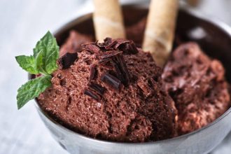 Μους σοκολάτας με μπισκότα γεμιστά