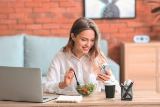 Εργαζόμενη μητέρα: Πώς θα έχετε μια ισορροπημένη διατροφή και στη δουλειά