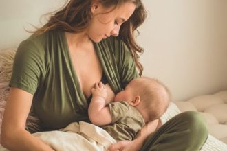 Μπορώ να θηλάζω ενώ είμαι έγκυος;